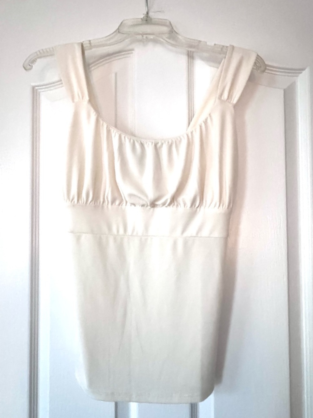 Ann Taylor Cream Sleeveless Blouse Size Small Elegant Scoop Soft Neck Top